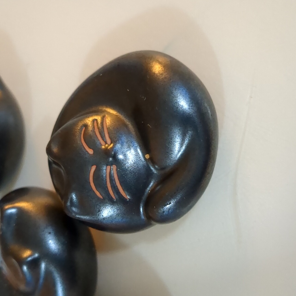 Set of Ceramic Cat Figurines - Picture 2 of 3